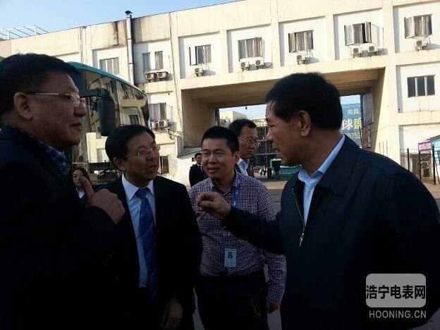 江西省常委、常務副省長莫建成參觀由科陸電子參與建設的國內首個民間資本投資新能源汽車充電站