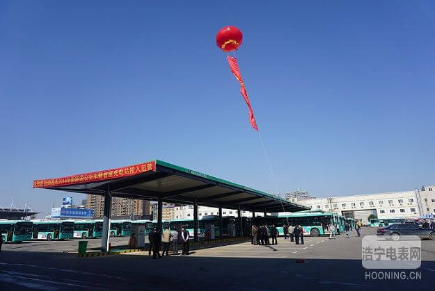 江西省常委、常務副省長莫建成參觀由科陸電子參與建設的國內首個民間資本投資新能源汽車充電站